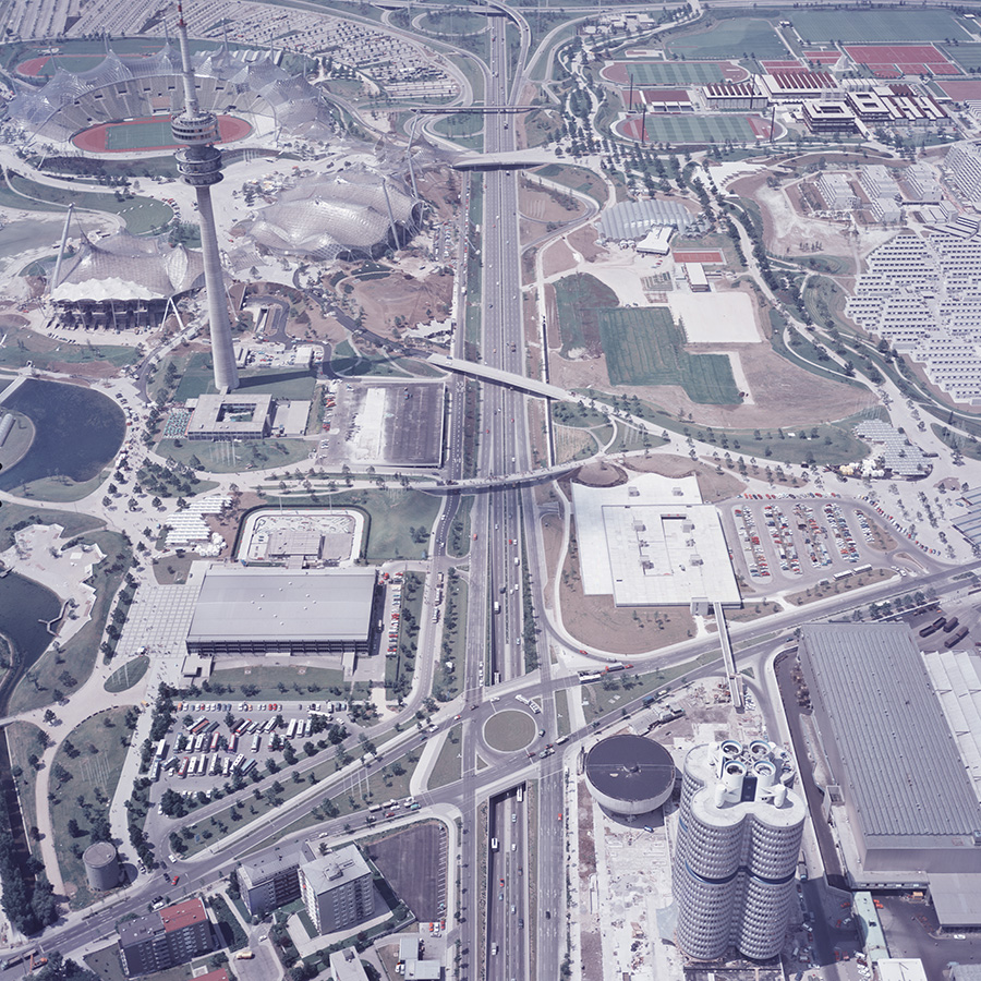 Das farbige Schrägluftbild zeigt das BMW-Gelände, den mittleren Ring, den Olympiaturm und einige Spielstätten.